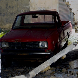 Camionnette rouge abandonnée dans une maison en ruine - Crète  - collection de photos clin d'oeil, catégorie clindoeil